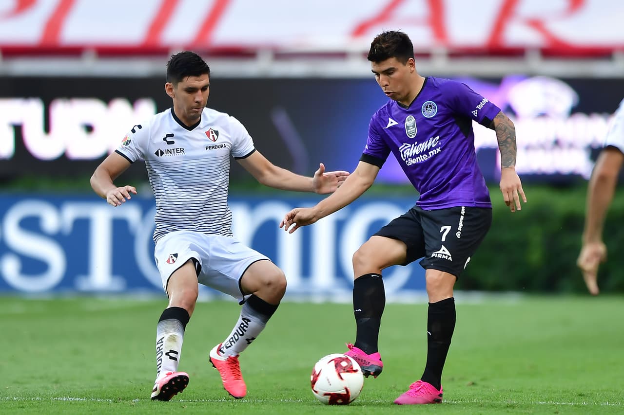 Los jugadores de Mazatlán comienzan a atreverse más en la individualidad y el peligro se acerca más al arco del Atlas.