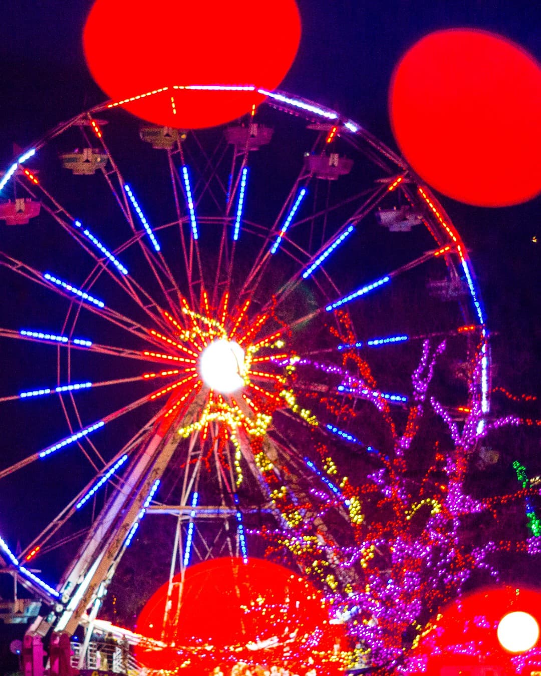 Una de las atracciones es esta enorme rueda de la fortuna desde la cual puedes tomar increíbles fotografías captando todo el alumbrado navideño.
