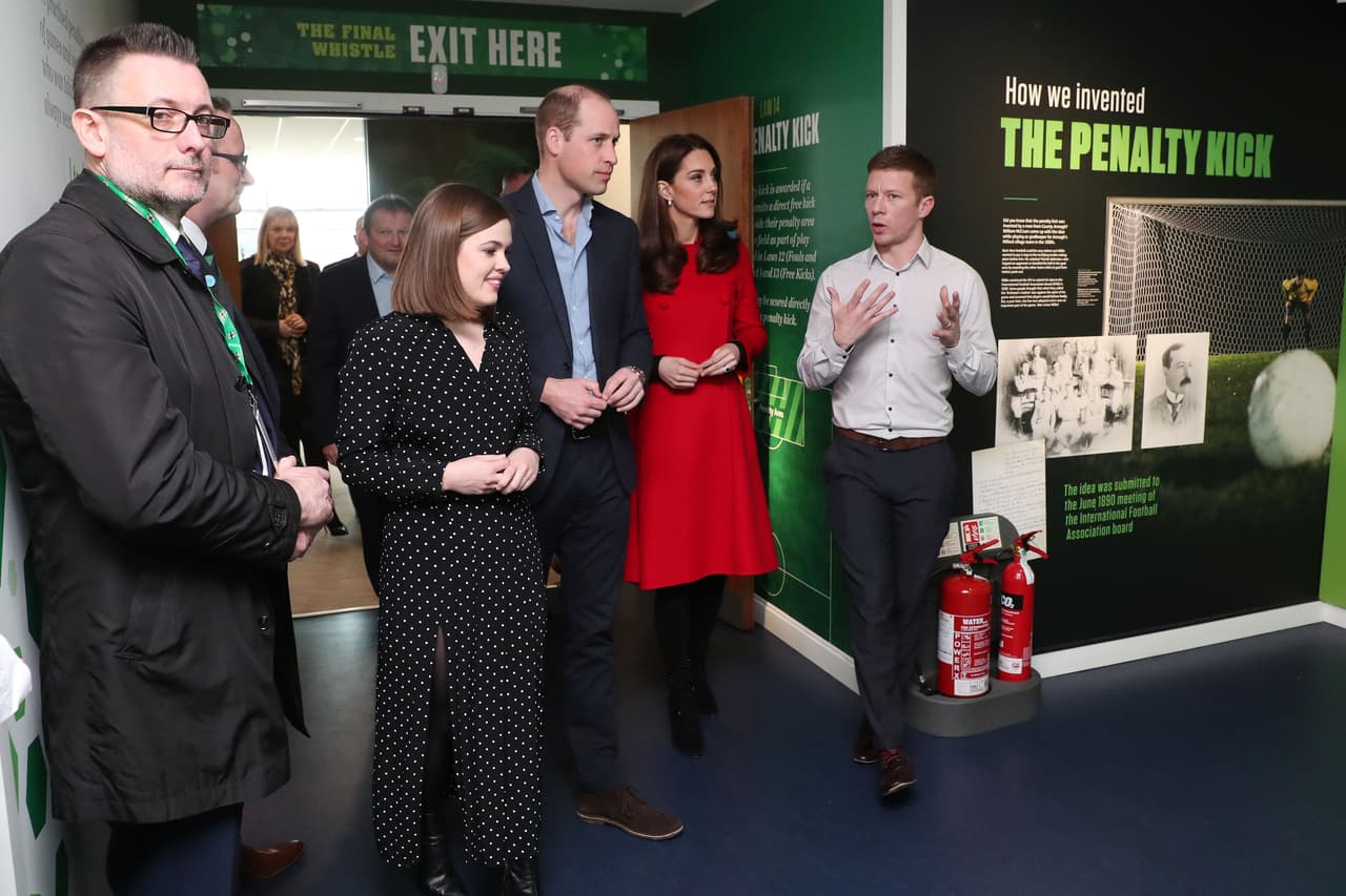 Las actividades de los duques de Cambridge comenzaron en Belfast, con una visita al National Football Stadium, sede de la Asociación Irlandesa de Fútbol, a donde Kate llegó vestida con un vestido rojo Carolina Herrera, 'leggins' y botas negras.