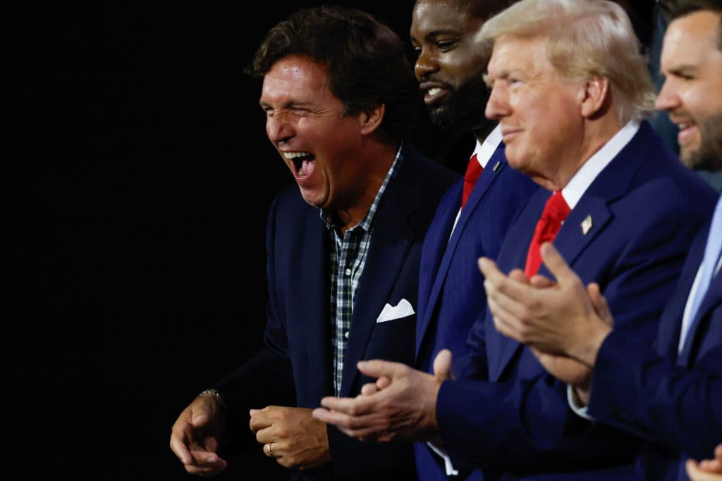 Tucker Carlson, el representante estadounidense Byron Donalds (republicano por Florida), el expresidente estadounidense Donald Trump y candidato republicano a la vicepresidencia, y el senador estadounidense J.D. Vance (republicano por Ohio).