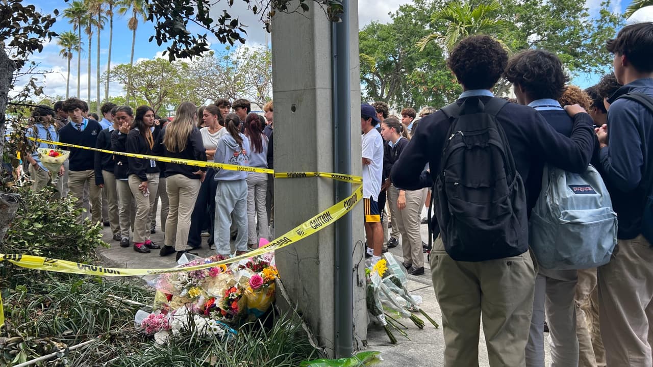 Alessia Tucci y Mateo Dávila son recordados con flores en el lugar donde perdieron la vida