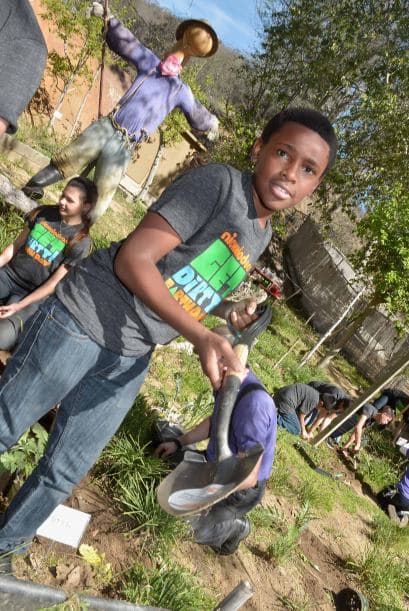 Famosos, voluntarios y hasta las Tortugas Ninja se divirtieron a lo máximo durante la fiesta rural "Get Dirty" en el Zoológico de Los Ángeles. El evento les permitió a los participantes un día repleto de actividades junto a los animalitos. Asimismo, la diversión tuvo un enfoque en la conservación del medio ambiente.