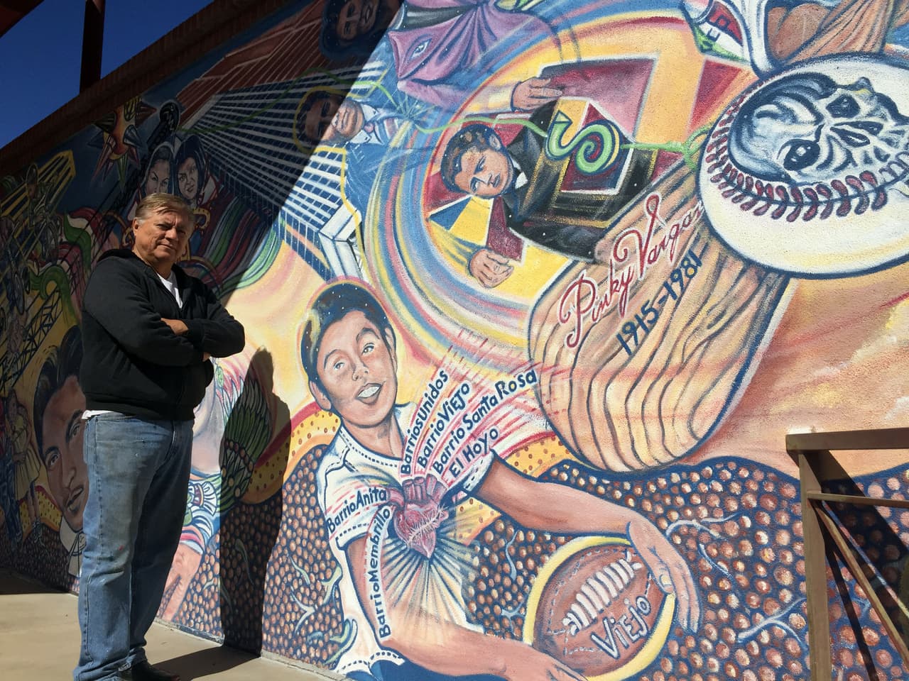 Con tradiciones mexicanas reflejadas en sus obras este artista rechaza el racismo en Arizona