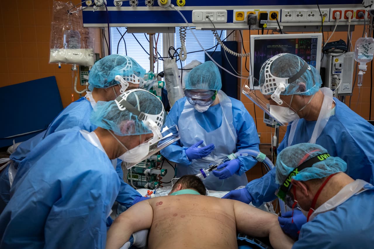 Incrementa el número de pacientes de coronavirus en la unidad de cuidados intensivos y conectados a un respirador en los hospitales de Pensilvania