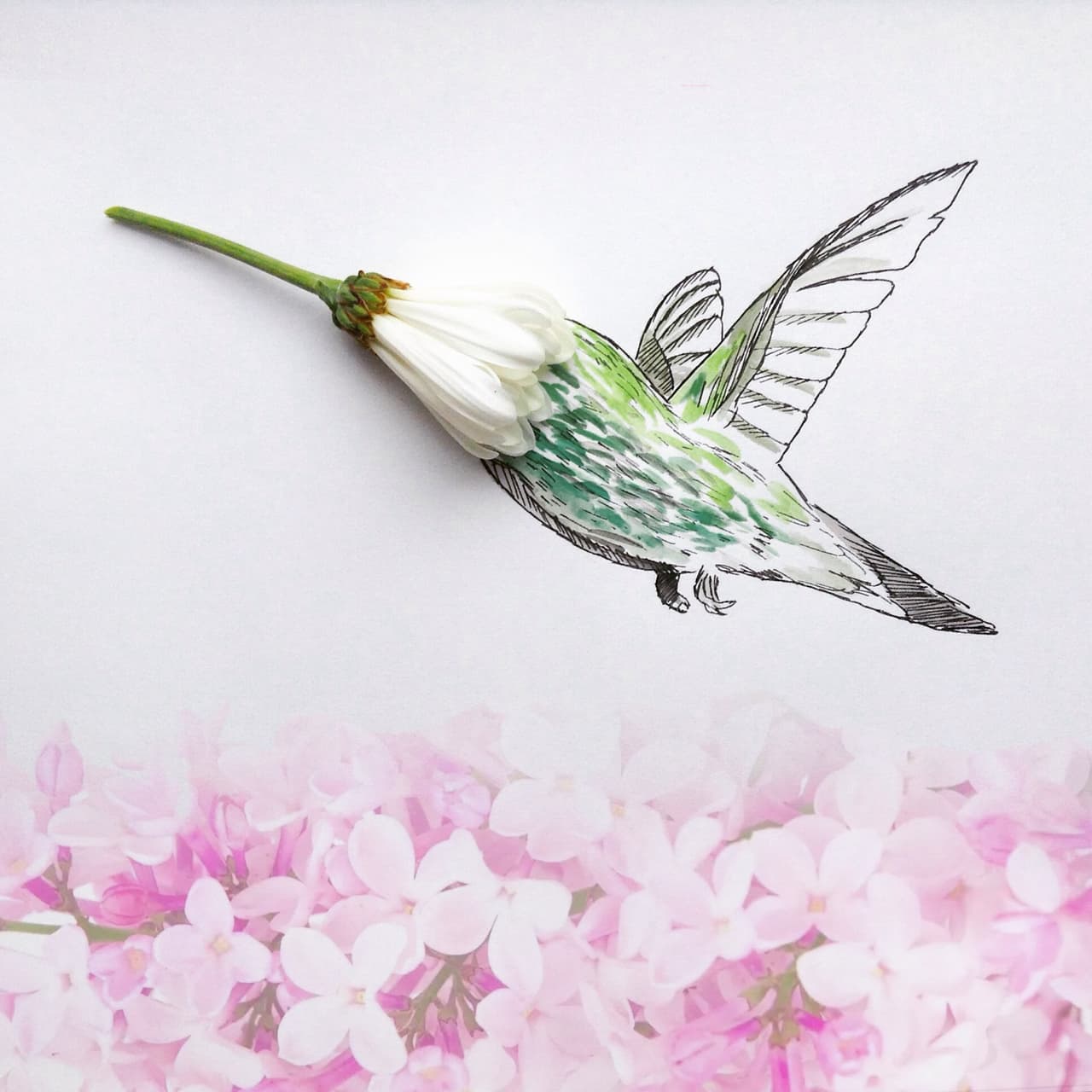 Este amiguito hecho de papel, tinta y flores está buscando polen.