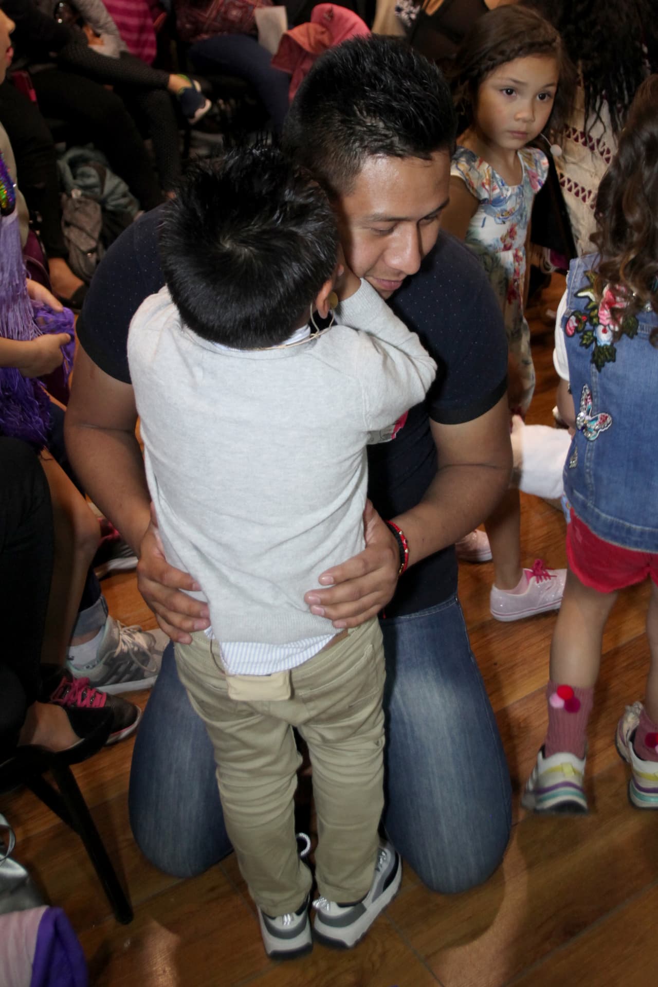 Al salir del escenario Giovani se acercó a su padre para revelarle lo que había sucedido, mientras que Sarilú estaba detrás con sus compañeros.