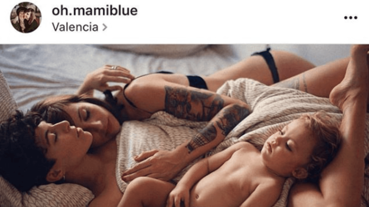 <b>La censura de Instagram desencadena protestas </b>
<br>Tras recibir quejas de usuarios, Instagram retiró la imagen de dos mujeres de Valencia (España) con un niño. La pareja, con una cuenta en Instagram llamada 
<a href="https://www.instagram.com/oh.mamiblue/">Oh Mami Blue</a> con 92,600 seguidores, exige que se vuelva a colgar y 
<a href="https://www.univision.com/noticias/trending/instagram-censura-la-foto-de-esta-pareja-de-lesbianas-con-su-hijo-y-desencadena-protestas">denuncia la censura</a> con dos hashtags: #YoSoloVeoAmor y #BorraIGdeHomofobos.