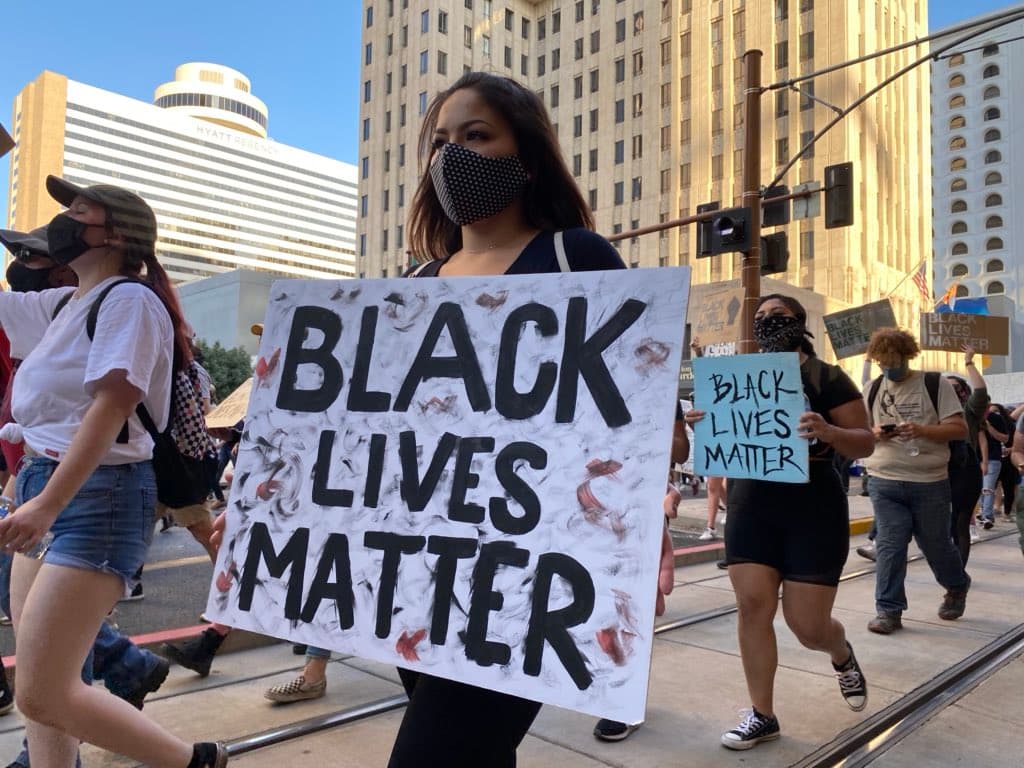 Manifestante marchando en Phoenix. 
<br>