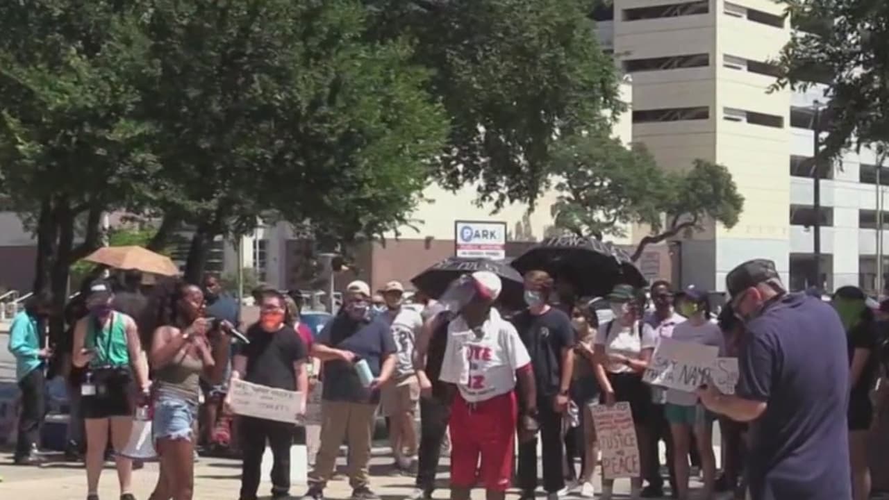 Manifestantes luchan por la reapertura de casos de afroamericanos asesinados por la policía en San Antonio