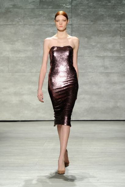 Si te gustan los románticos y tu celebración es nocturna no olvides agregar un poco de brillo. Sólo hay que mirar este modelo ceñido al cuerpo para querer ponérselo.