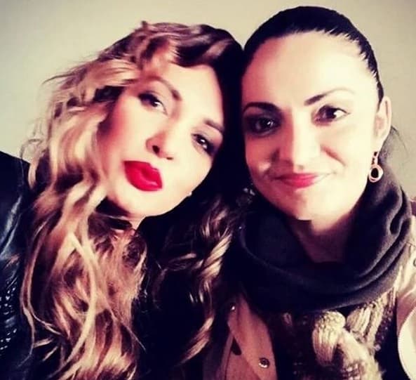 La artista reconoció que en esta época del año extraña de manera particular a 
<b>su hermana Itzel</b> (con ella en la foto), quien falleció en febrero de 2016, a consecuencia de 
<b><a href="https://www.univision.com/shows/despierta-america/alejandra-guzman-recuerda-que-lloro-al-ver-su-pecho-mutilado-por-el-cancer-no-hay-mucha-gente-que-se-acepte-video">cáncer de seno</a></b>.