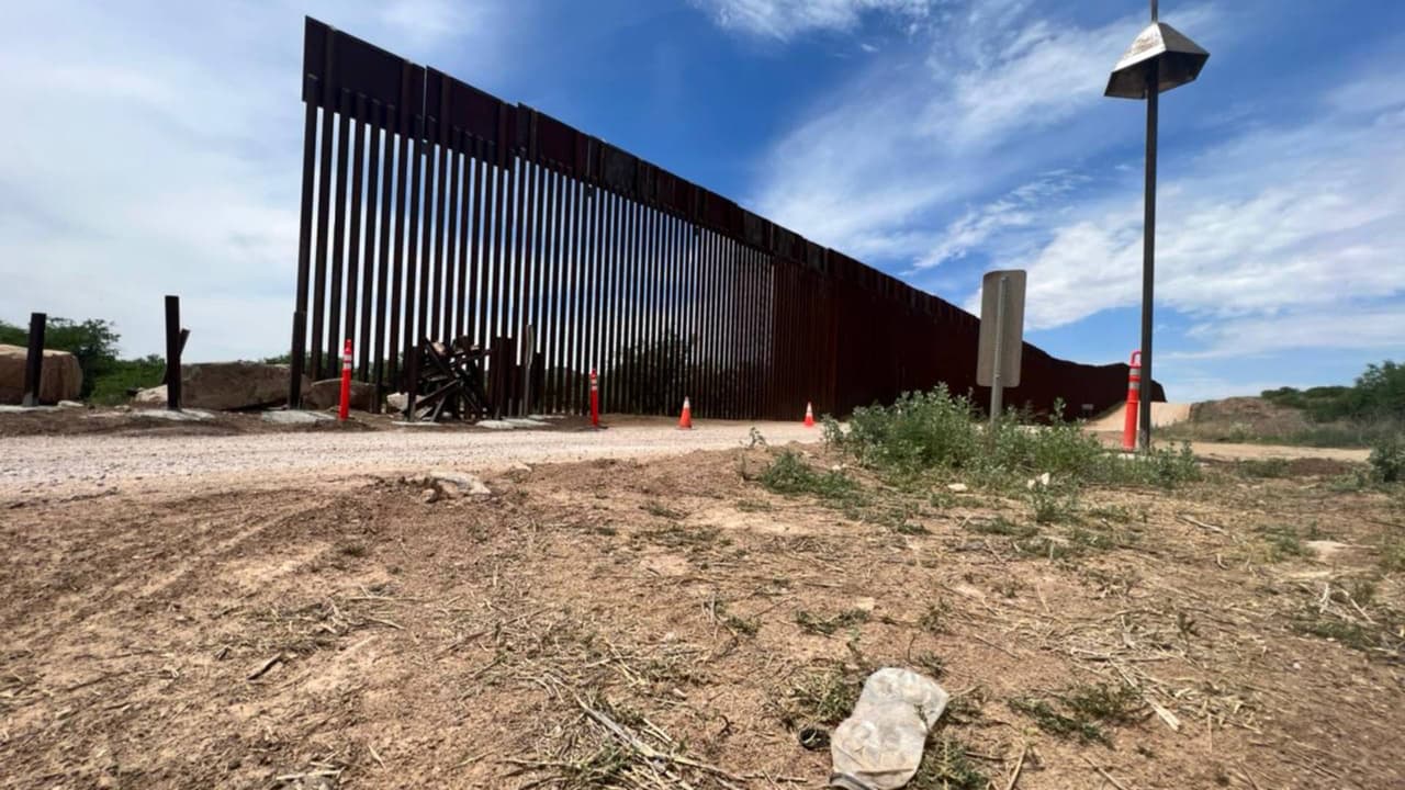 Univisión visitó la frontera sur en Arizona para ver la situación a una semana del fin del Título 42, y conocer cuáles son los 
<a href="https://www.univision.com/local/arizona-ktvw/peligros-enfrentan-migrantes-cruce-irregular-frontera">peligros del cruce irregular</a>.