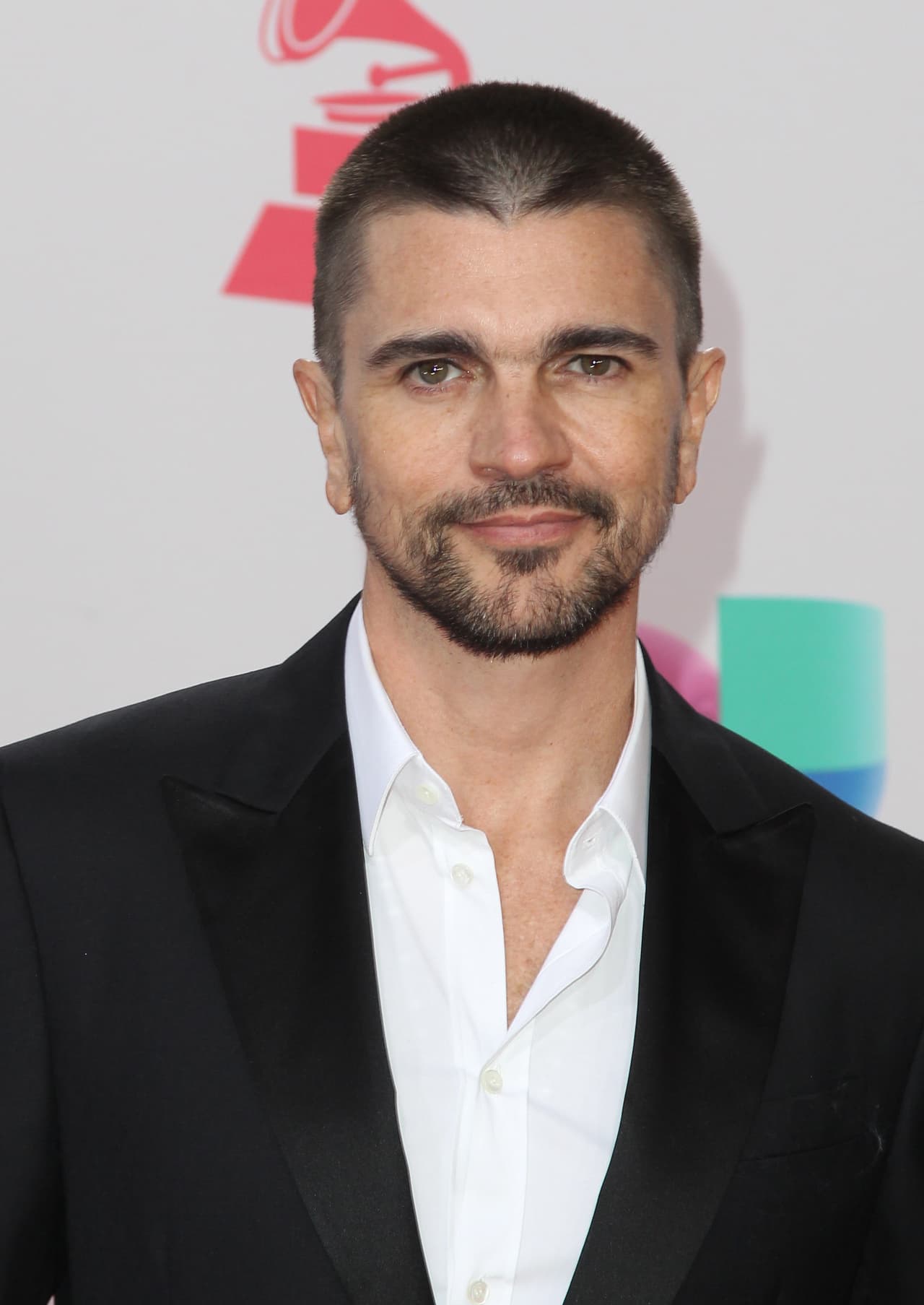 <b> </b>El cantante de Medellín hizo de la barba su mejor accesorio y como un gesto de frescura dejó la corbata en casa.