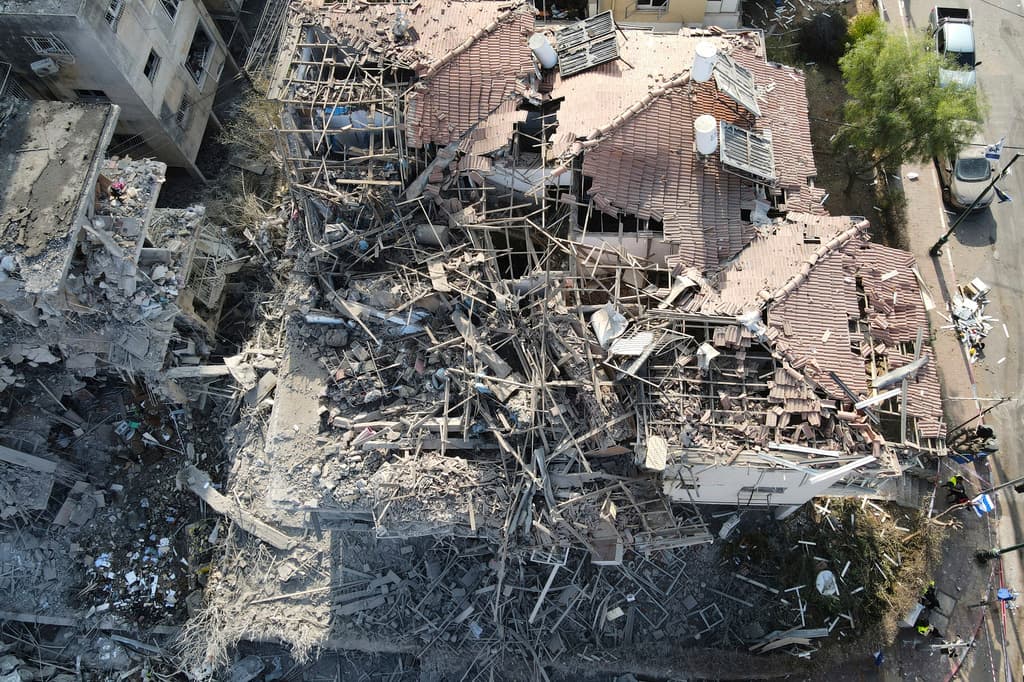 Edificios residenciales destruidos por un misil lanzado desde Irán en Ramat Gan, cerca de Tel Aviv, Israel, el sábado 14 de junio de 2025. (Foto AP/Ariel Schalit)