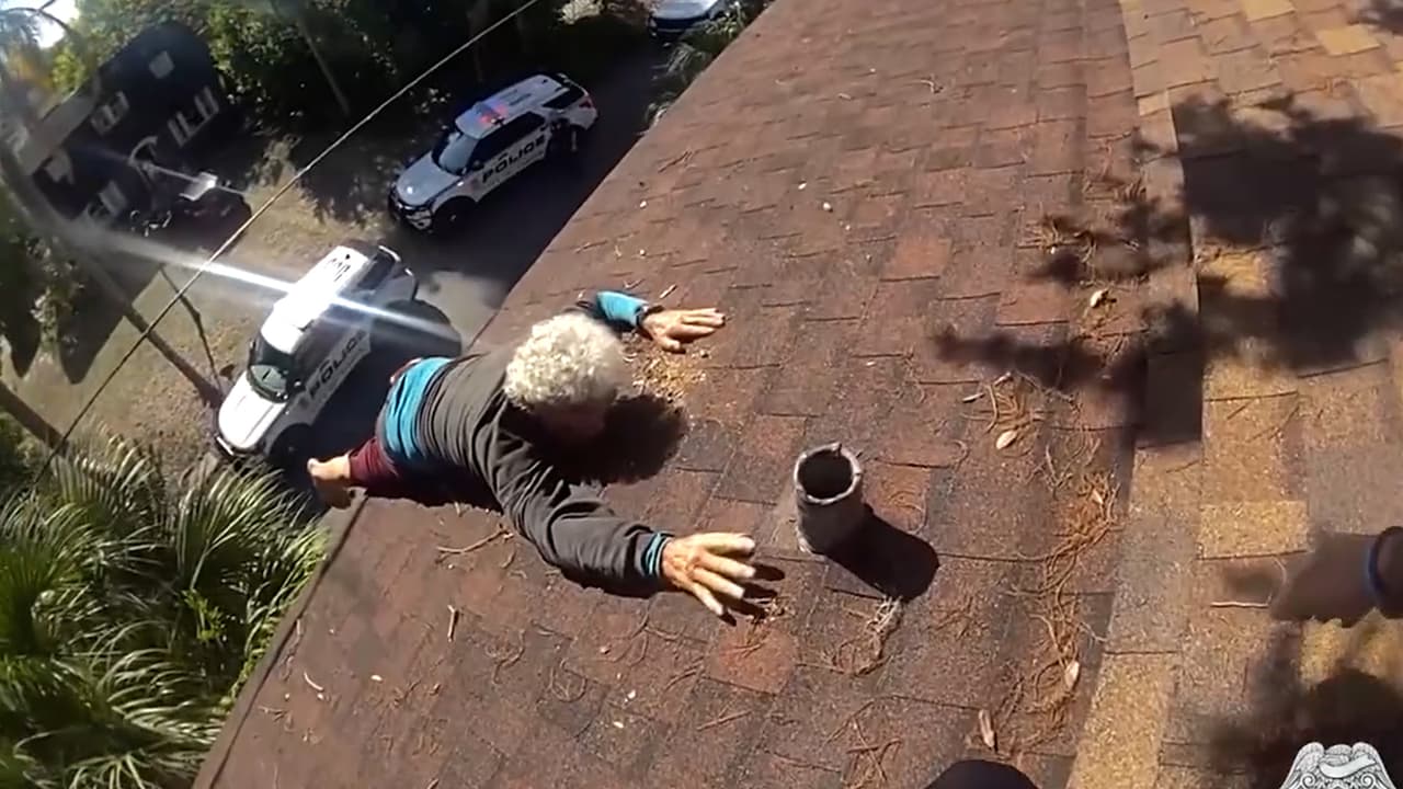 A tres pisos de altura, policías rescatan a un hombre de 86 años colgado del techo de su casa en Tampa