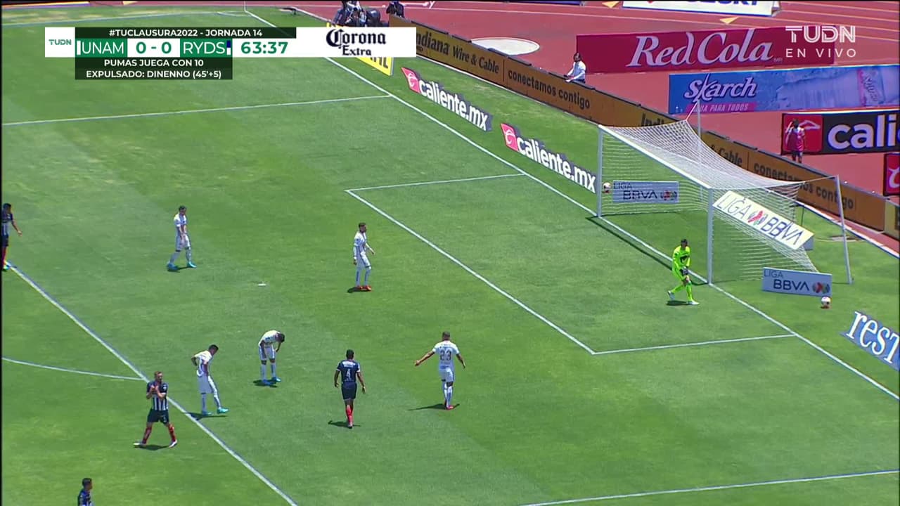 ¡TIRO ATAJADO! disparo por Vincent Janssen.