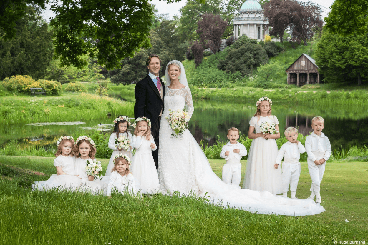 Entre las fotos oficiales que compartió Lady Gabriella Windsor se encuentra esta, donde llamó la atención la seriedad de la damita de pelo oscuro, a la izquierda del novio. La pequeña fue identificada como Aurelia del Drago, hija de Marcantonio y Giada del Drago, amigos de la pareja.