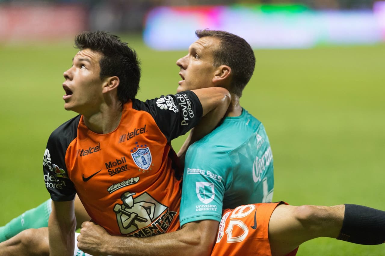 Diego Novaretti es suspendido seis partidos por escupir a Hirving Lozano