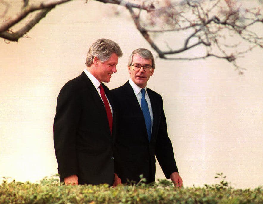 El conservador John Major fue primer ministro británico entre 1990 y 1997. El 24 de febrero de 1993 el recién electo presidente Bill Clinton lo recibió en la Casa Blanca, un mes de tomar la presidencia de Estados Unidos.