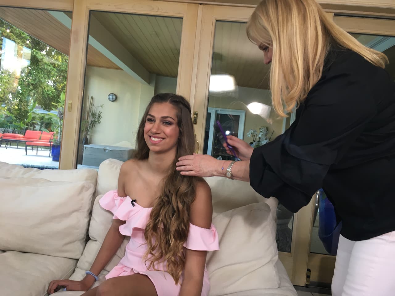 Antes de empezar hay que tener en cuenta todo los detalles de maquillaje y peinado: a Lina le gusta verse bien.