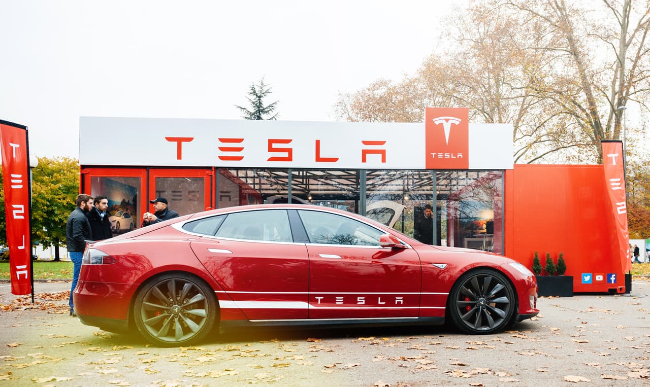 <b>Puesto 1. Tesla</b>
<br>
<br>Aumento del valor de la marca de 2020 a 2021: 275%. 
<br>
<br>Valor de la marca en 2021: 42,606 millones de dólares.
<br>
<br>Valor de la marca en 2020: 11,350 millones de dólares.
<br>
<br>Industria: autos eléctricos.
<br>
<br>La compañía de Elon Musk 
<a href="https://www.statista.com/statistics/960121/sales-of-all-electric-vehicles-worldwide-by-model/"><u>lidera la industria de los autos eléctricos</u></a>. Según el informe Kantar BrandZ las cinco marcas más valiosas en 2021 son Tencent, Microsoft, Google, Apple y Amazon.
<br>