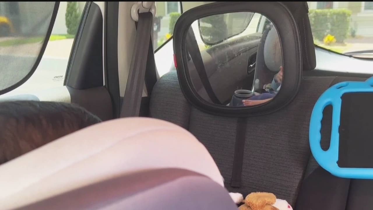 Lo que debes hacer cuando veas a un niño abandonado en un auto para evitar que sufra un golpe de calor