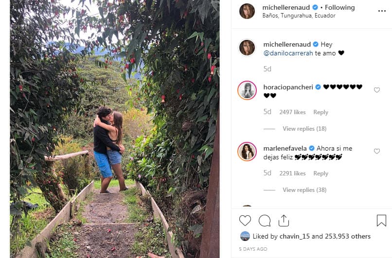 A Michelle Renaud y Danilo Carrera no les quedó más que aceptar su romance después de que fueron captados muy cariñosos en una fiesta.