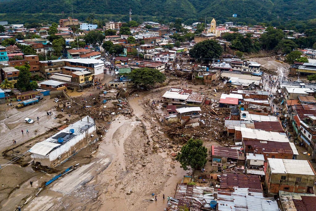 Inundaciones repentinas en el centro de Venezuela dejaron decenas de barrios y empresas afectadas, varias casas destruidas y 
<a href="https://www.univision.com/noticias/america-latina/deslave-venezuela-22-muertos-y-mas-de-50-desaparecidos">al menos 25 fallecidos tras arrastrar lodo, rocas</a> y árboles luego de las torrenciales lluvias que azotan el municipio Santos Michelena desde la semana pasada, informaron las autoridades., Una vista aérea del área afectada declarada "zona de desastre".