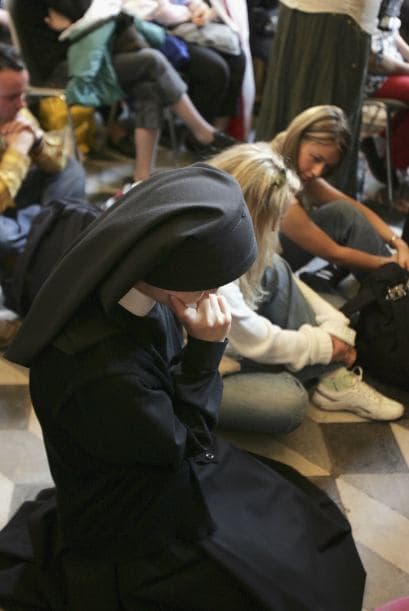 Las monjas compañeras de la congregación de sor Marie rezaron a Juan Pablo II en junio de 2005 para su pronta recuperación.