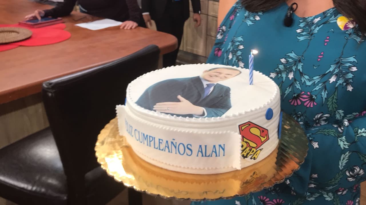 El pastel no podía faltar. Todo estaba listo para que Alan soplara las velitas.