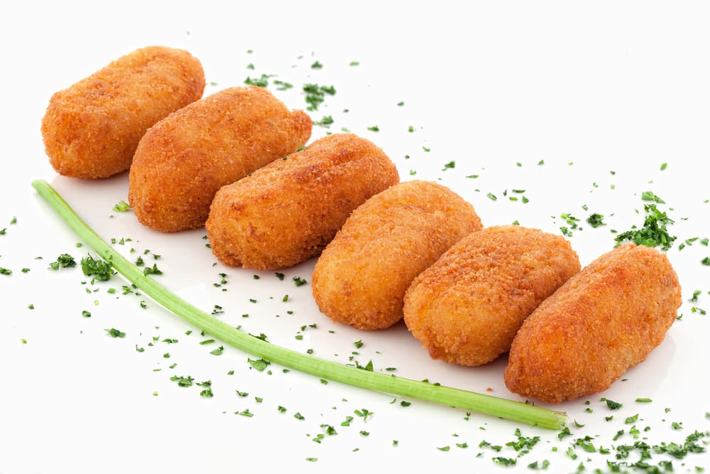 Croquettas de berenjena y mozarrella. Eres amante del queso, debes de probar la combinación que hace con las berenjenas en este platillo. ¡La amarás!