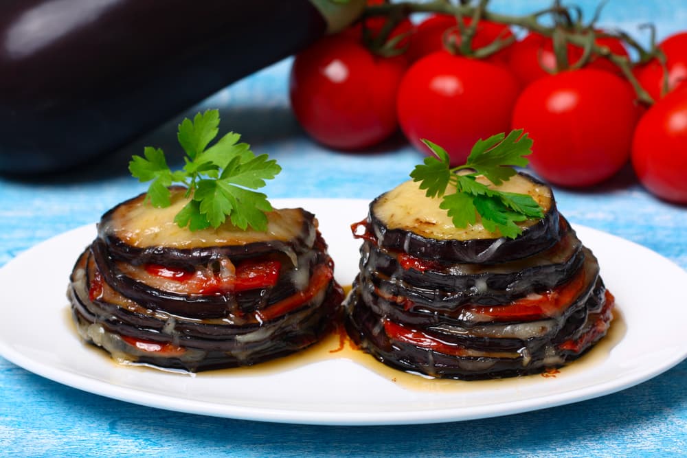 Sándwich de berenjena tostado. Un desayuno o almuerzo ligero es un sándwich de berenjena tostado. Debes cocinar la berenjena en un sartén o si lo prefieres a la parrilla hasta que quede muy tierna, cuando este en ese punto es momento de que la añadas al pan de tu preferencia.