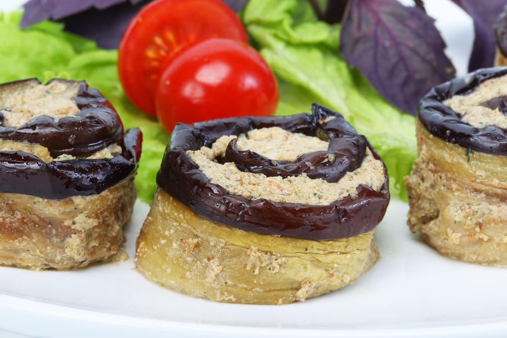 Bocadillos de berenjena y queso camembert. Quieres una entrada sencilla y deliciosa puedes probar con estos bocadillos de berenjena y queso camembert, la combinación es perfecta, justo para que abras apetito.