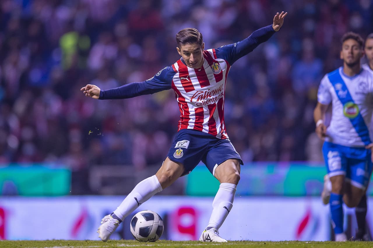 En apenas 6 minutos, Chivas se hacía presente en el marcador con un disparo cruzado de Isaác Brizuela tras un rebote en los linderos del área.
