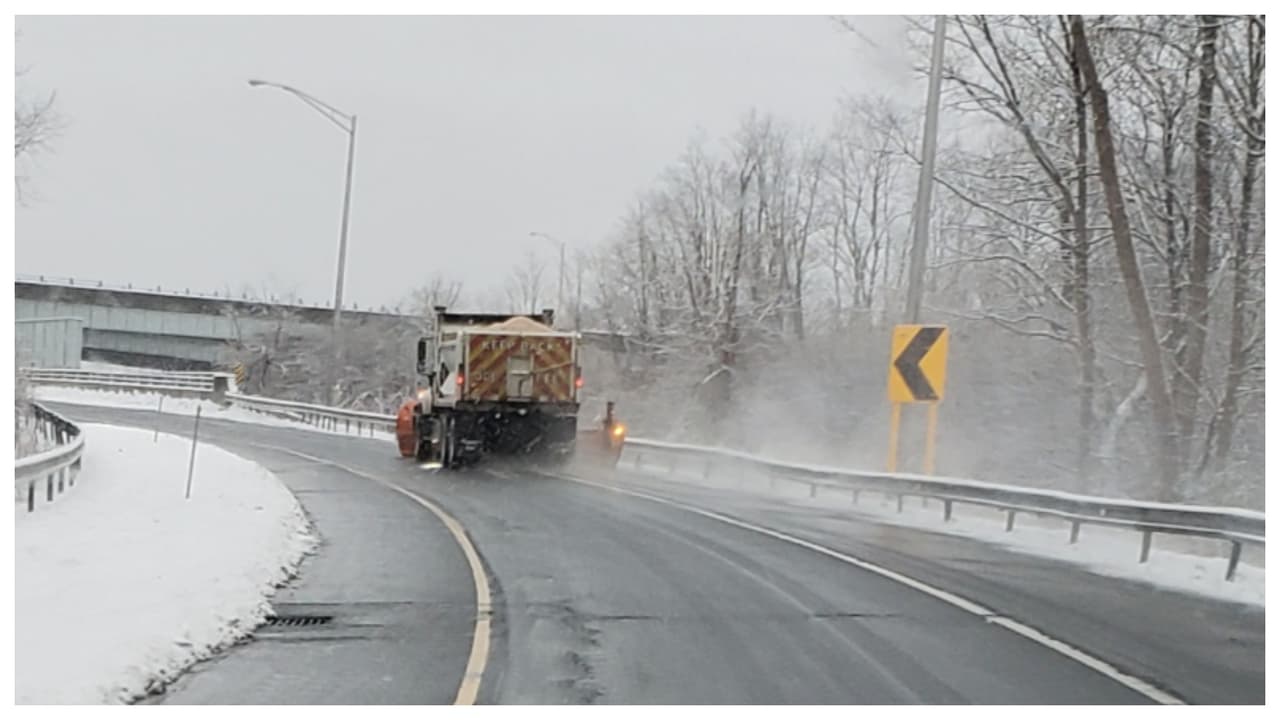 Los equipos del Departamento de Transporte de Connecticut limpiando la nieve y el aguanieve de las carreteras. Esta foto fue tomada en Farmington, condado de Hartford.