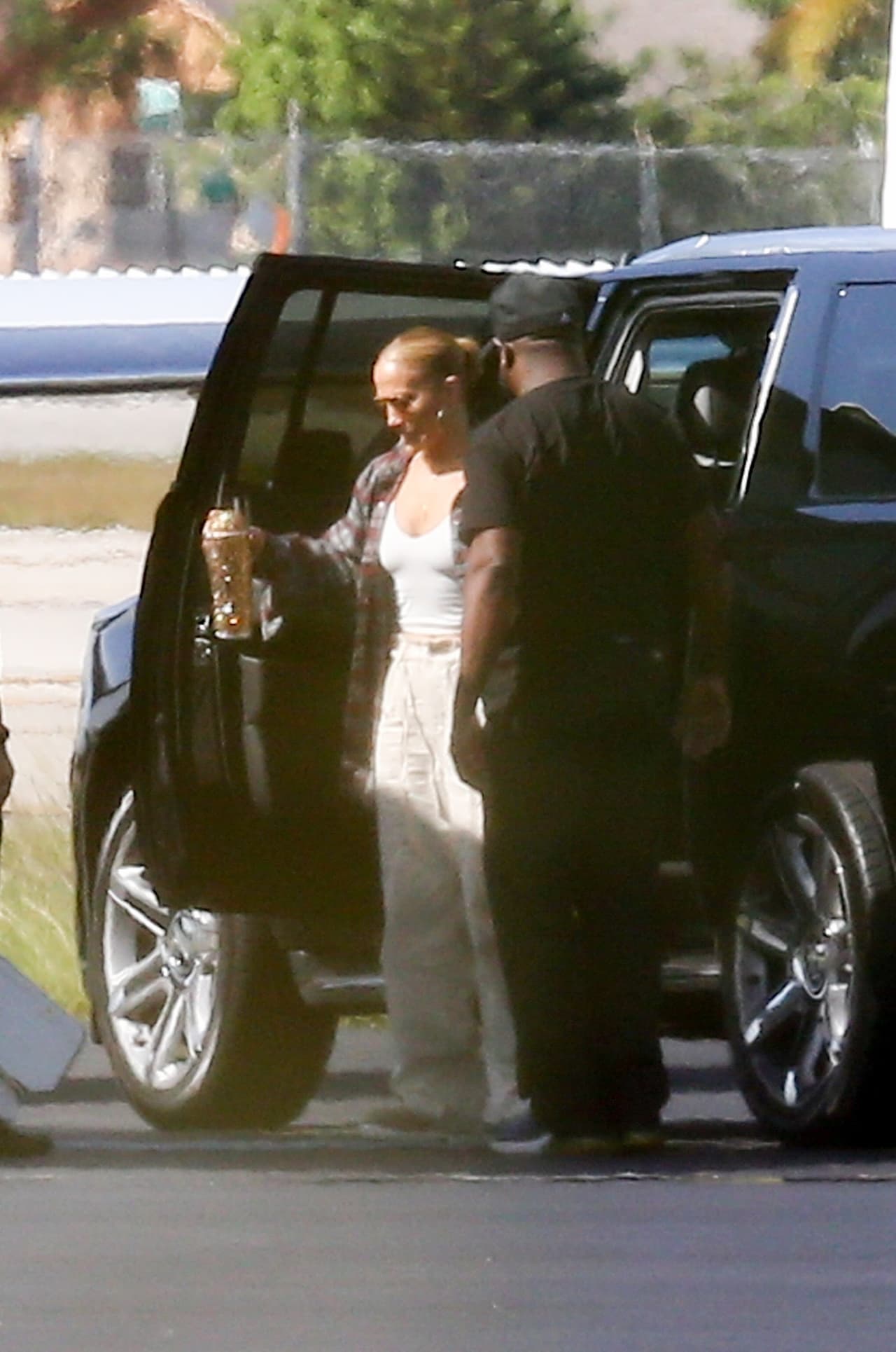 Fue el pasado miércoles 9 de junio cuando E! News reportó que JLo dejaría su mansión en Miami durante la temporada: "Ella estará entre Los Ángeles y los Hampton este verano, pero Los Ángeles será su base", dijo una fuente anónima al sitio web.