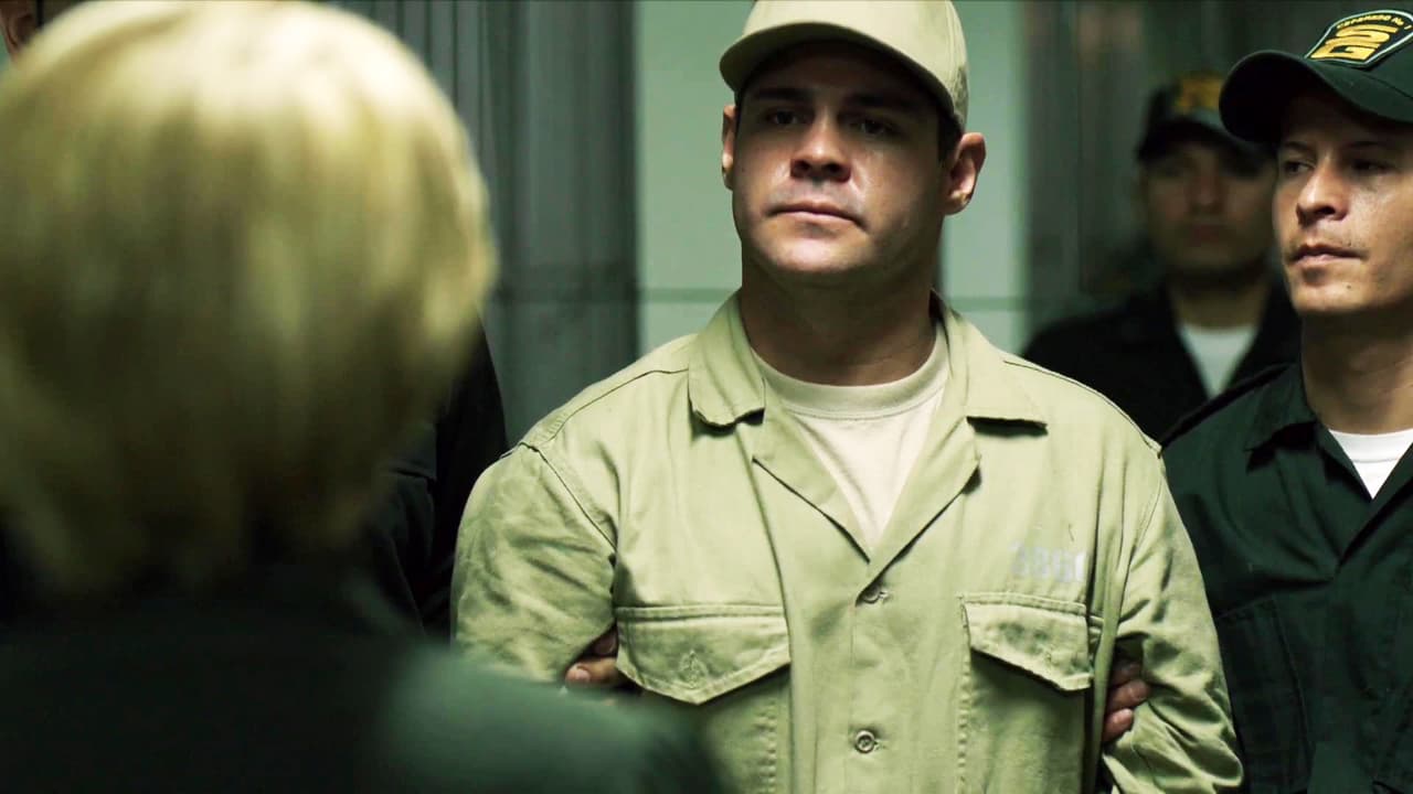 <b><a href="http://www.univision.com/series/el-chapo/el-chapo-joaquin-guzman-loera-cayo-en-la-trampa-de-la-licenciada-y-se-condeno-a-los-acolchonados-escena-video">La subdirectora del penal de inmediato lo envió nuevamente a 'Los Acolchonados'</a></b>.