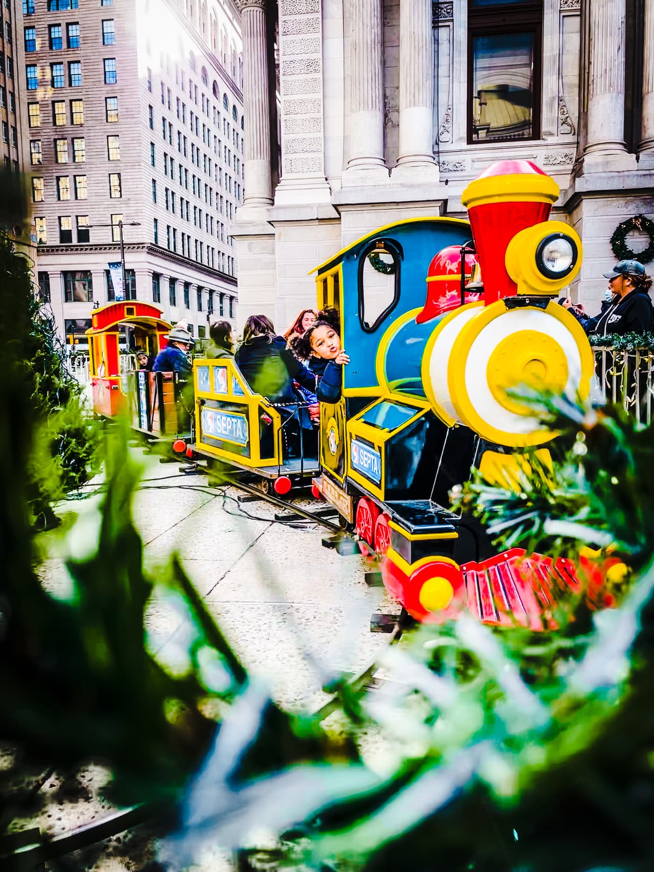 Los niños pueden disfrutar de paseos en una noria llena de luces, un carrusel de dos pisos y el Christmas Village Kids Train.