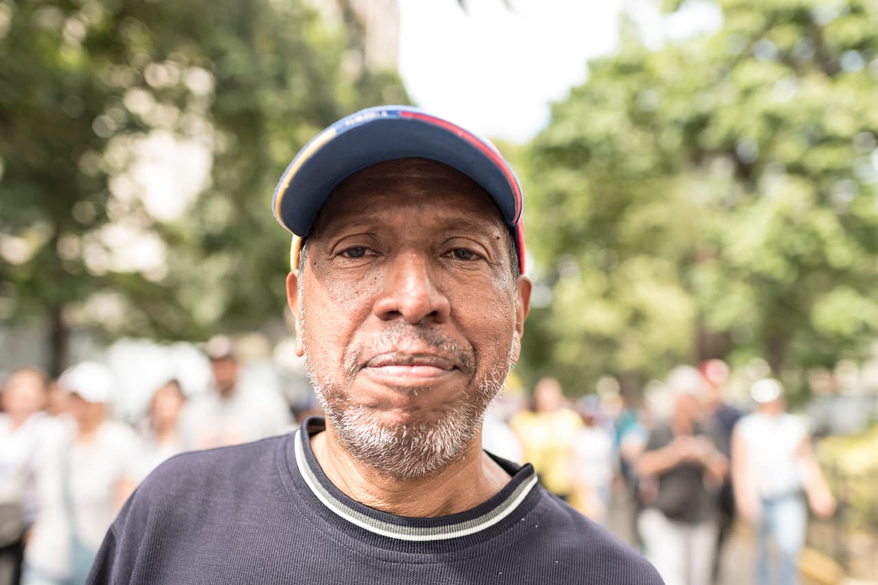 "No quiero que me regalen nada, me lo quiero comprar yo con mi dinero", dijo por su parte Luis Casas, otro manifestante que llegó de Cotiza.