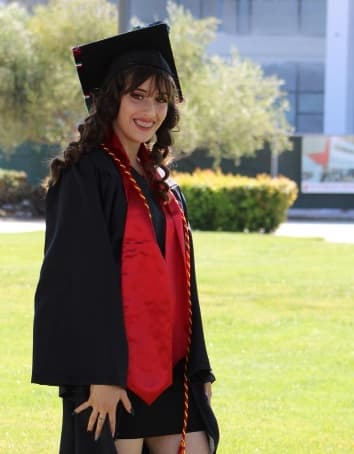 <b>María Guadalupe Aguiniga</b> — Preparatoria
<br>
<br>"Llegamos sin nada y gracias a Dios hemos logrado muchas cosas que nunca podíamos imaginar, incluyendo este logro de mi preciosa hija. ¡Sí se puede!"