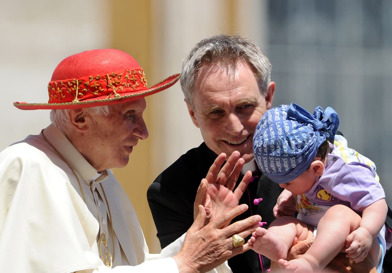 Por casi seis siglos, ningún Papa había renunciado a su cargo (antes de Benedicto, el último en hacerlo fue Gregorio XII, en 1415), por lo que este acto se puede considerar excepcional en la historia contemporánea de la Iglesia Católica.