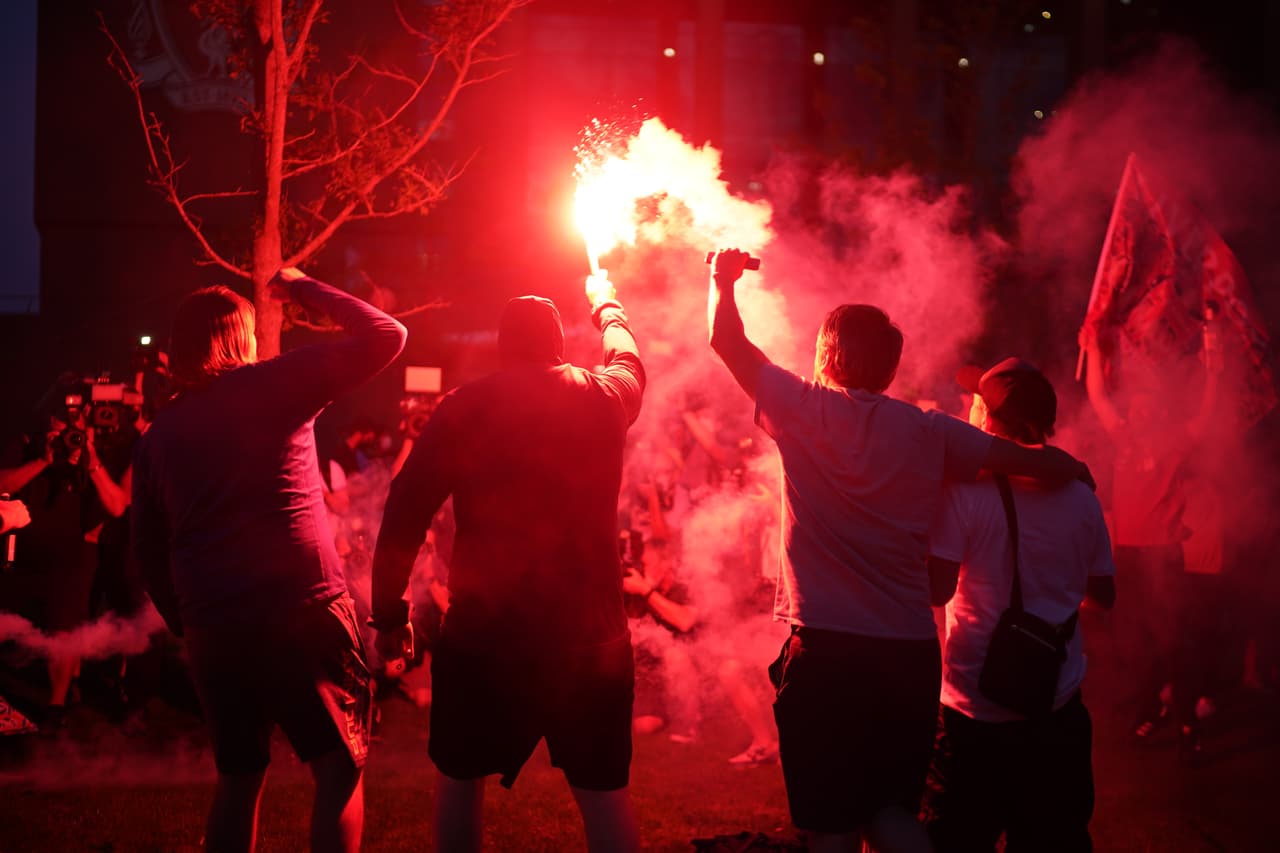 Desde antes del partido del Chelsea, los aficionados estuvieron pendientes en todo momento y no pudieron celebrar con su club, ni en su estadio, pero se las ingeniaron para estar presentes.