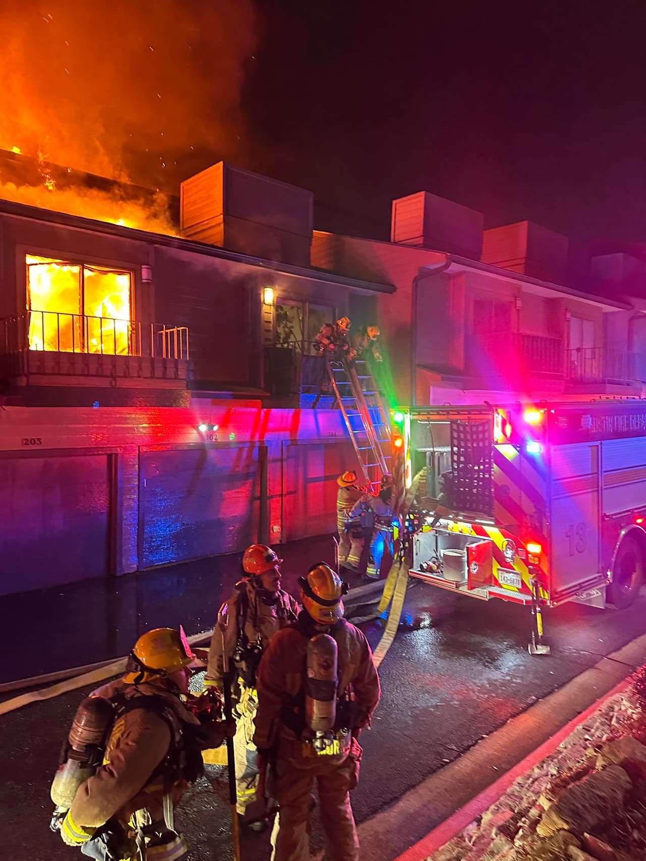 Debido al siniestro todo el edificio se quedó sin energía eléctrica, por lo que incluso los residentes en departamentos no afectados, tuvieron que evacuar el condominio.