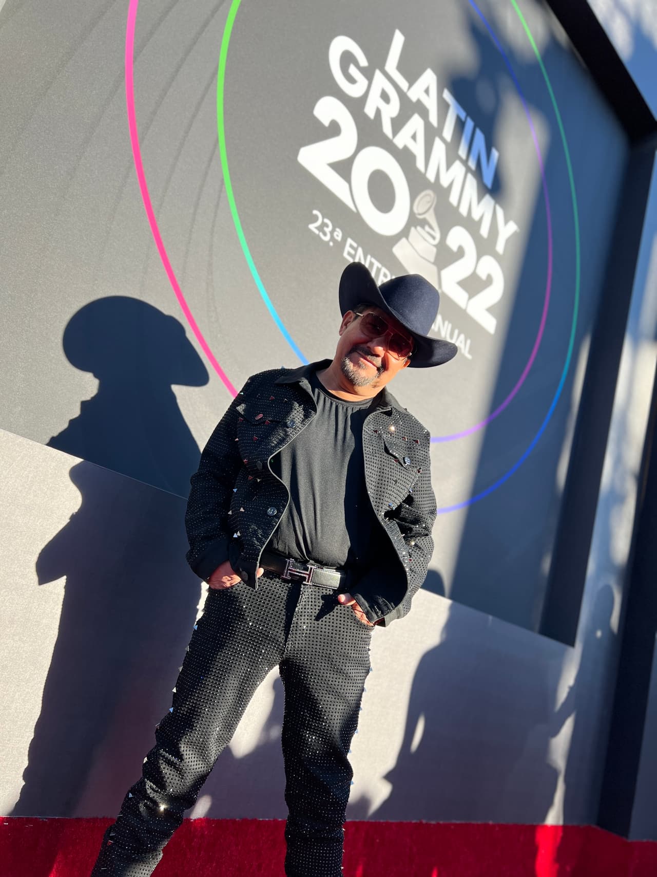 <b>El Feo</b> se vistió muy juvenil todo de negro con una chamarra y pantaloes adornados.