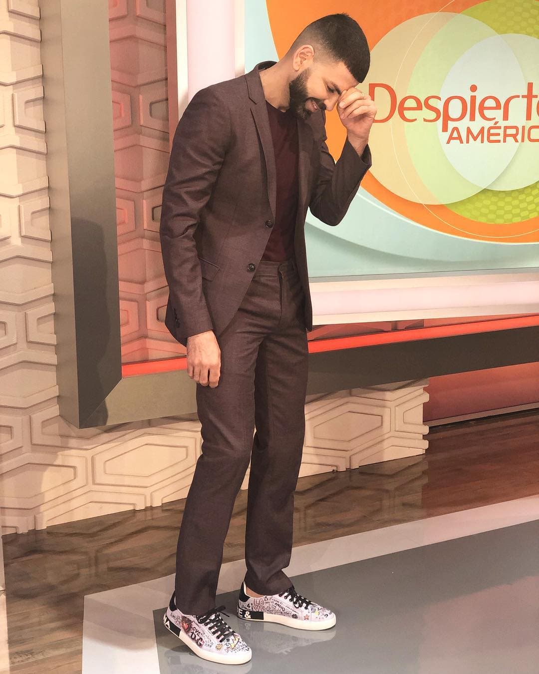 Y después de que la propia madre del presentador de Univision le dijo que todo el pueblo ya sabía del bloqueo, el drama parece no tener fin.