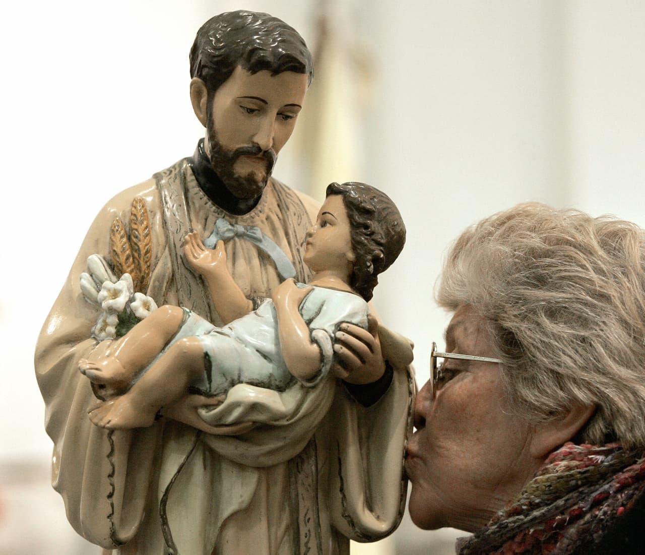 Como vio que la comunidad católica estaba muy 'descarriada', se propuso fundar una comunidad de sacerdotes que se dedicaran a llevar una vida lo más santa y recatada posible, con tal de ayudar a crecer el fervor y compromiso con Dios de los fieles, y la llamó la 'comunidad de los Padres Teatinos'.