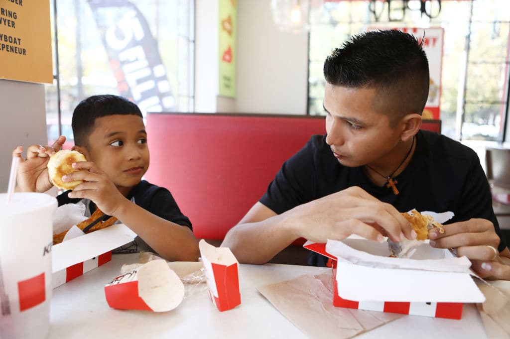 <h2 class="cms-H2-H2">5. Sacramento </h2>
<br>
<br>Los consumidores en la ciudad de Sacramento en California pagan en promedio $13.21 dólares por una comida rápida, en comparación con Houston, Texas donde los alimentos en restaurantes de cadena cuestan en promedio $10.51.
<br>
<br>Con estos precios los consumidores ven cada vez menos la comida rápida como una opción. En abril Yum Brands, propietaria de las marcas Taco Bell, KFC, Habit Burger & Grill y Pizza Hut, dijo que sus ventas en varias tiendas en EEUU cayeron un 2% en el primer trimestre.
<br>