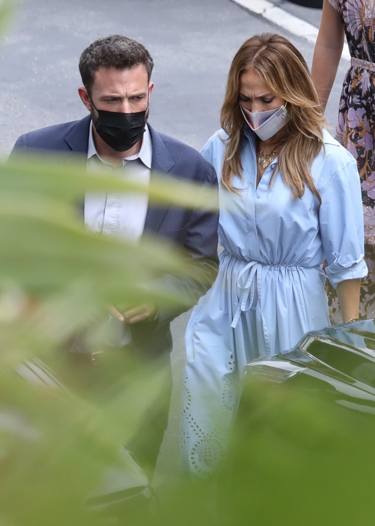 En esta ocasión, JLo se dejó ver con un look que incluyó un vestido midi de Valentino, 
<b><a href="https://www.net-a-porter.com/en-us/shop/product/valentino/clothing/midi-dresses/broderie-anglaise-cotton-poplin-midi-dress/10163292708819189?cm_mmc=LinkshareUK-_-tv2R4u9rImY-_-Custom-_-LinkBuilder&linkshare_affiliate_mid=24448&linkshare_siteID=tv2R4u9rImY-HXkZSl.T7AhNZchlJ5pLDQ&ranEAID=tv2R4u9rImY&ranMID=24448&ranSiteID=tv2R4u9rImY-HXkZSl.T7AhNZchlJ5pLDQ&siteID=tv2R4u9rImY-HXkZSl.T7AhNZchlJ5pLDQ&utm_campaign=UK_3157217&utm_content=UK_Skimlinks%20%28Variable%20Pricing%29&utm_medium=affiliation&utm_source=rakuten&utm_term=tv2R4u9rImY-HXkZSl.T7AhNZchlJ5pLDQ" target="_blank">con un valor de 4,500 dólares</a></b>, según Net-a-Porter. 
<br>