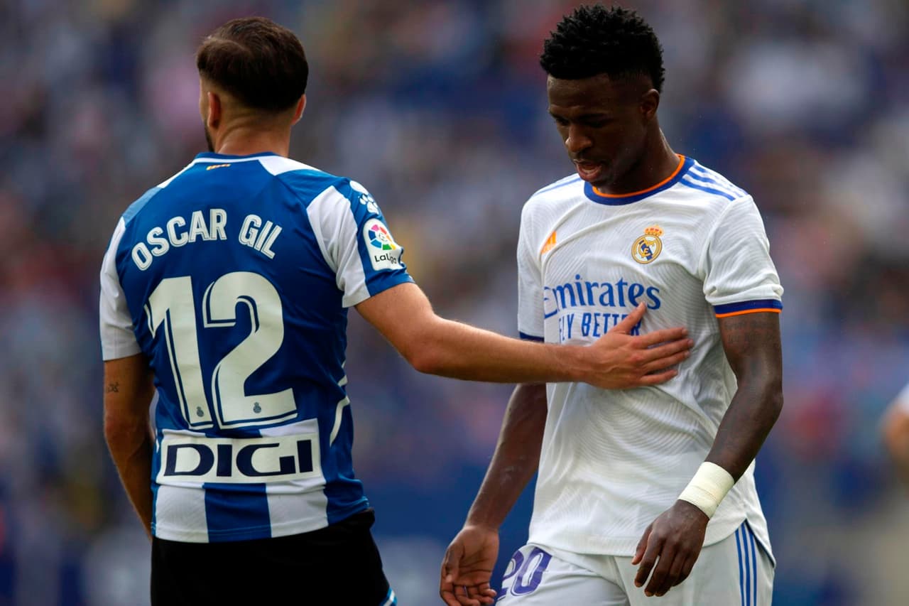 El Espanyol se impone ante el Real Madrid con marcador de 2-1 en la octava jornada de La Liga. Raúl de Tomás abrió el marcador al 17’, seguido de Axel Vidal en el minuto 60’, sin embargo Karim Benzemá se encargó de darle el único tanto al club merengue al 71’.