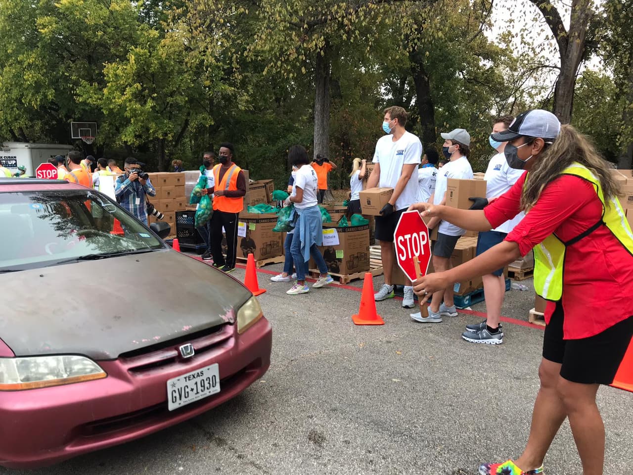 Cientos de familias acudieron al lugar para recoger cajas de comida.